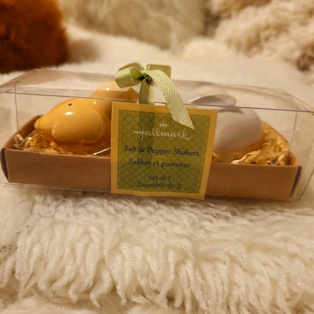 Hallmark sat and pepper shakers NWT VINTAGE